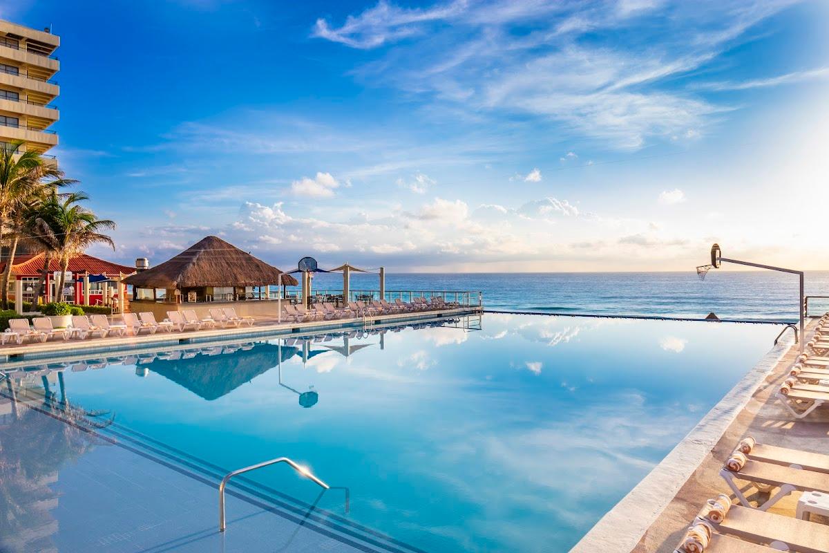 Golden Shores & Crown Paradise Club Cancún