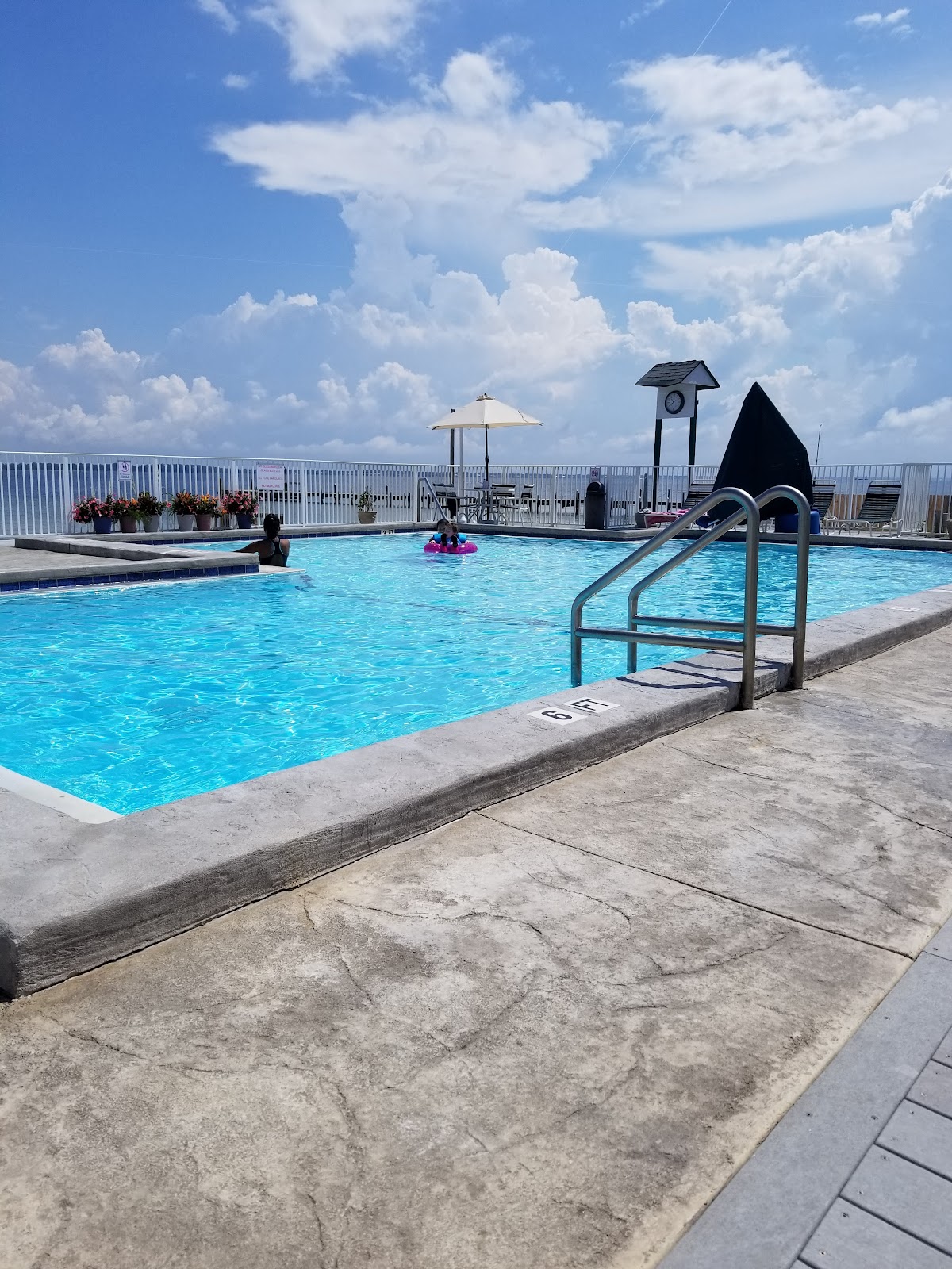Holiday Beach Resort - Soundside
