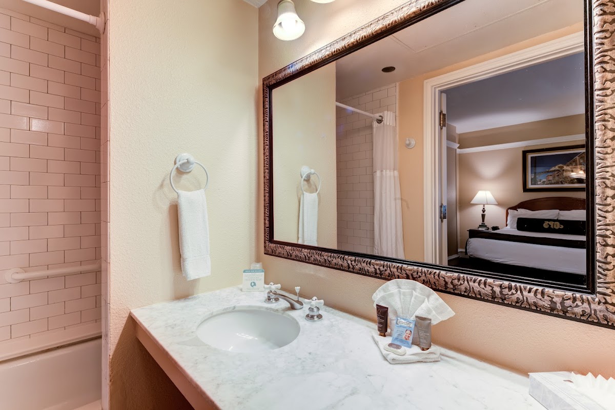Gaslamp Plaza Suites