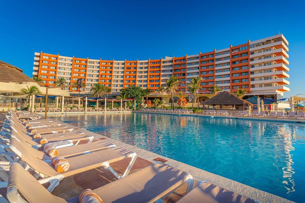 Golden Shores & Crown Paradise Club Cancún