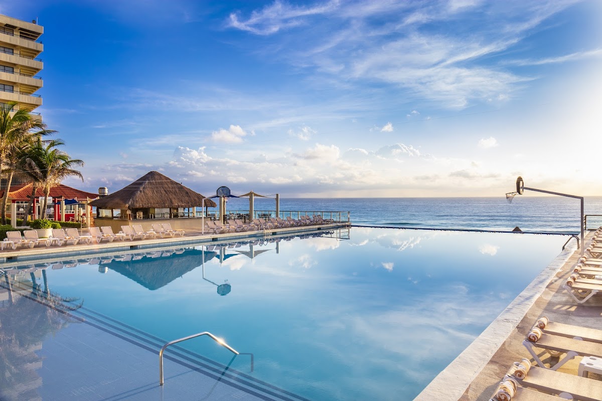 Golden Shores & Crown Paradise Club Cancún