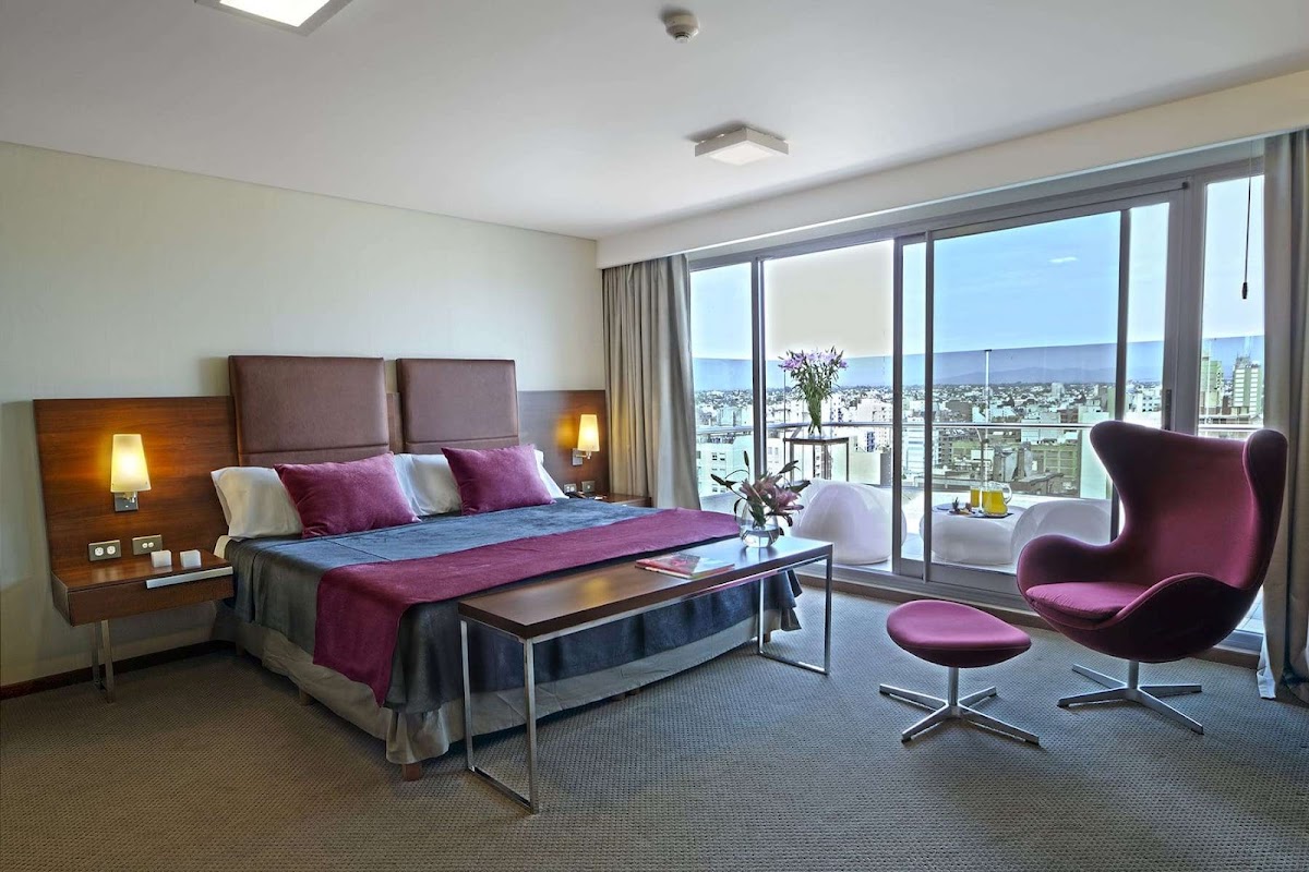 Howard Johnson la Canada & Suites