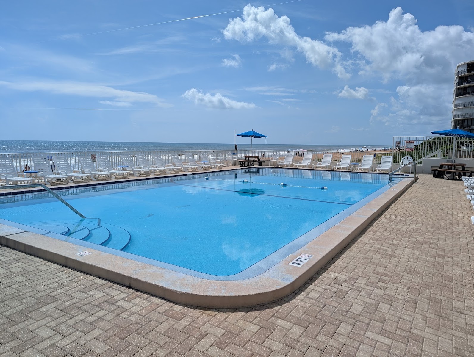 Traders Inn Beach Club